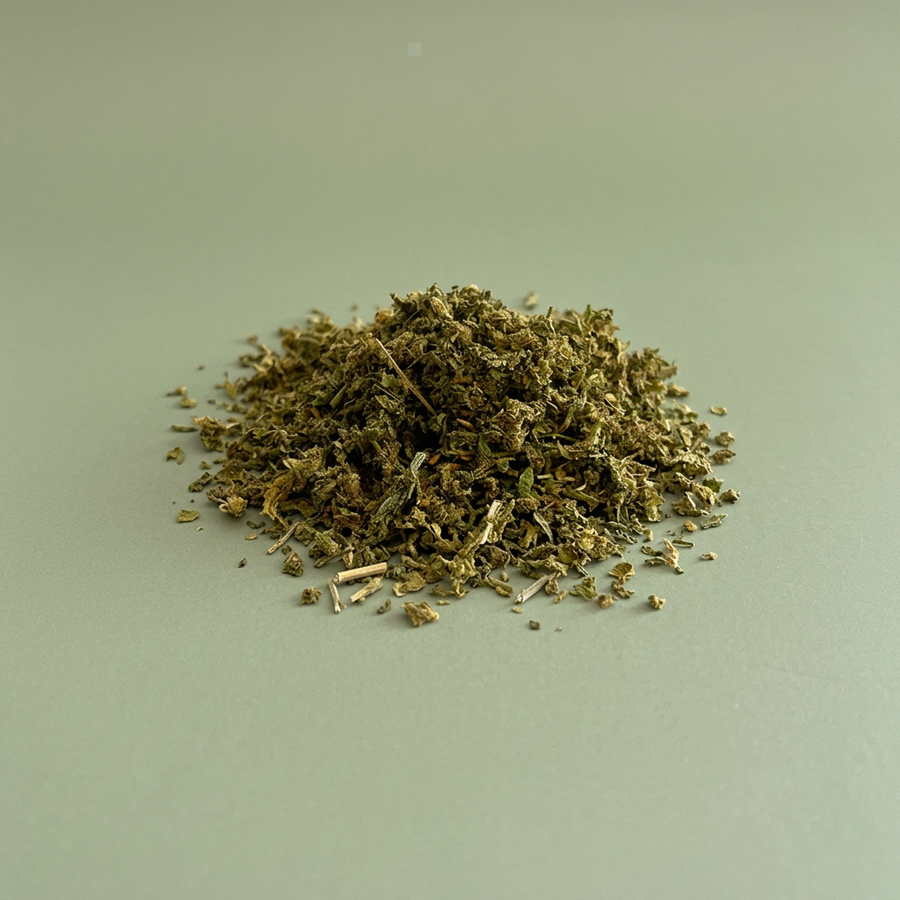 Trim sur fond vert sauge